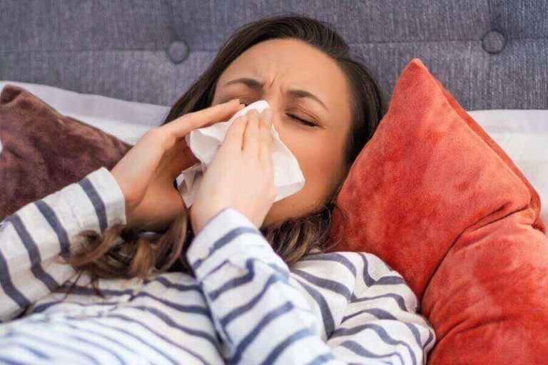 Can Humans Get Fleas From Dogs? Symptoms & What To Do